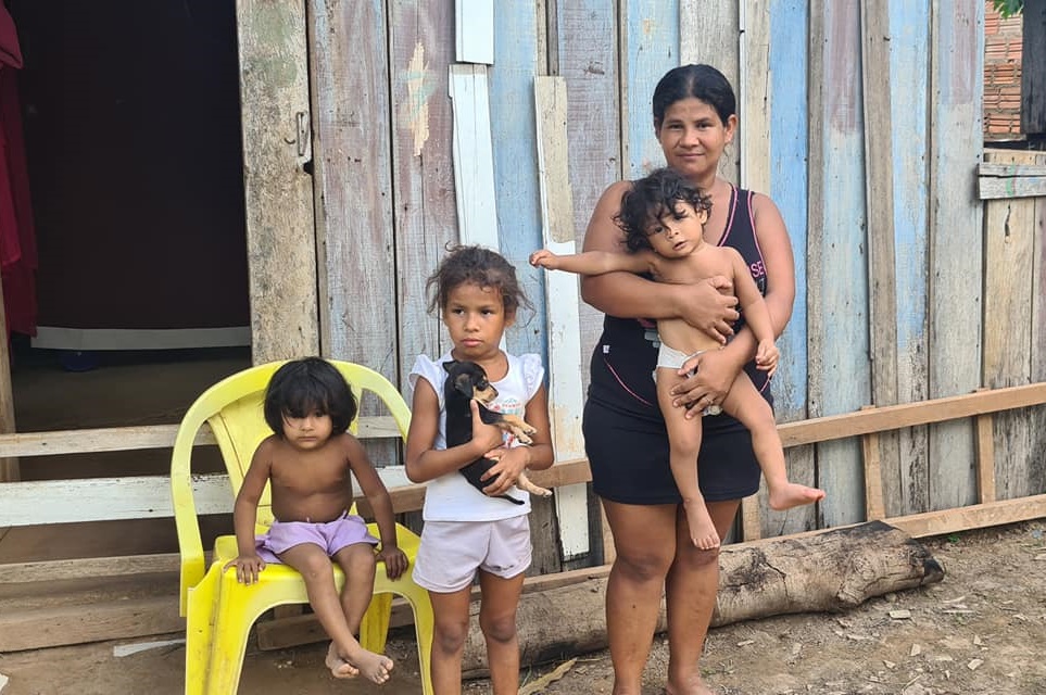 RETRATO DA POBREZA: Mãe vive com os três filhos, passando fome e em casa sem energia na capital