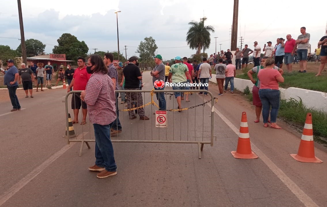 ATO A FAVOR DE BOLSONARO: Caminhoneiros bloqueiam BR-364 em Candeias do Jamari