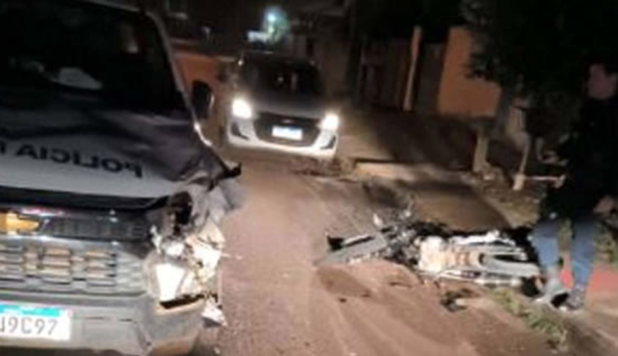 ABORDAGEM: Motociclista colide em viatura da PM durante fuga