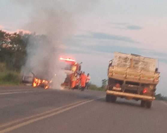 SINISTRO: Fiat Strada pega fogo no Anel Viário em Ji-Paraná
