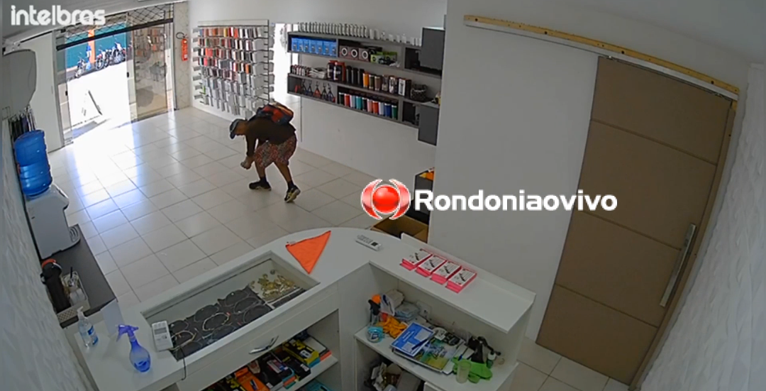 VÍDEO: Ladrão é flagrado furtando relógios avaliados em R$ 4 mil dentro de loja