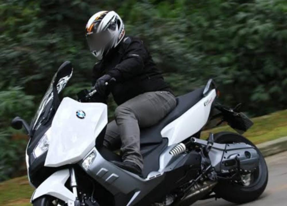 NA FRENTE DE CASA: Empresário é rendido por bandidos e tem motocicleta BMW roubada 