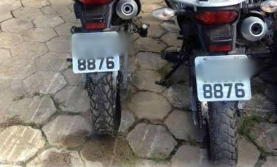 CLONADA: Motocicletas 'gêmeas' se encontram na frente do MP e PM é acionada 