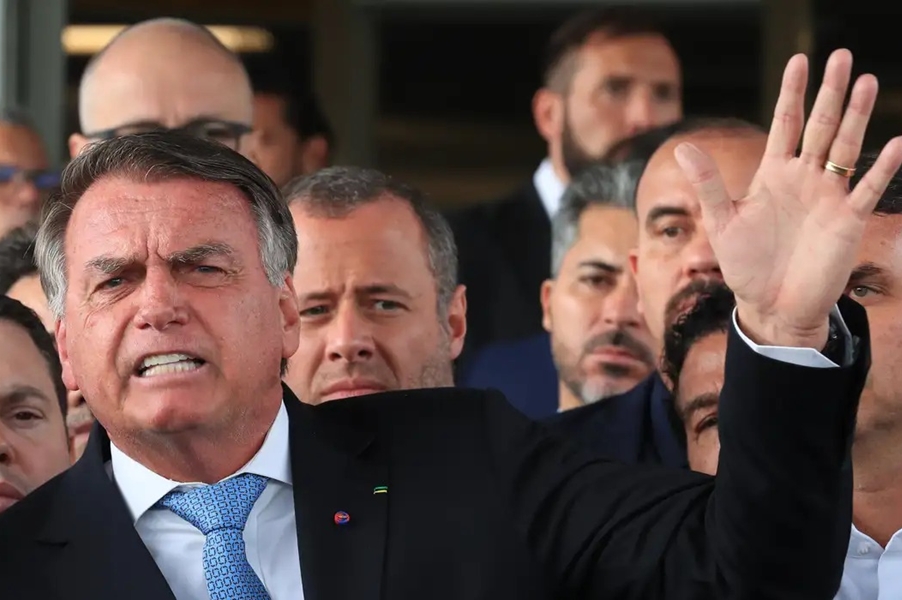 ATAQUE À DEMOCRACIA: Bolsonaro diz que imprimiu minuta de golpe porque queria 'saber o que era'