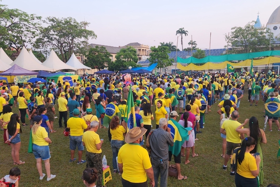 OS PATRIOTAS: Bolsonaro chama de 'malucos' apoiadores da frente de quarteis 