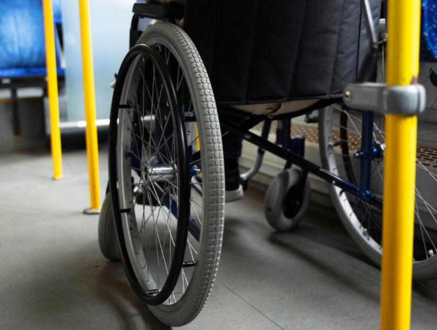 DESCASO: Cadeirante sofre para pegar ônibus na capital