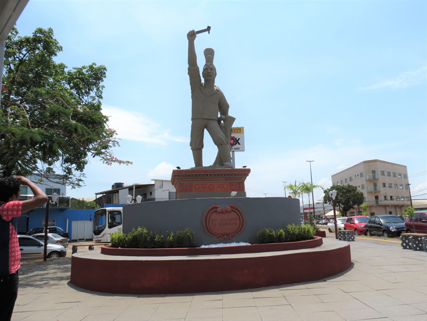 TURISMO: Praça dos Seringueiros homenageia trabalhadores