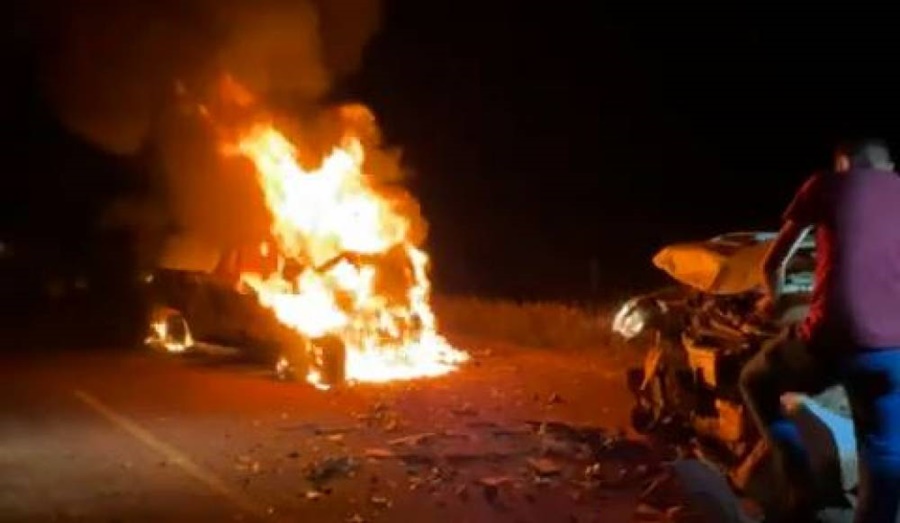 QUEIMADA: Caminhonetes batem de frente e uma fica totalmente incendiada