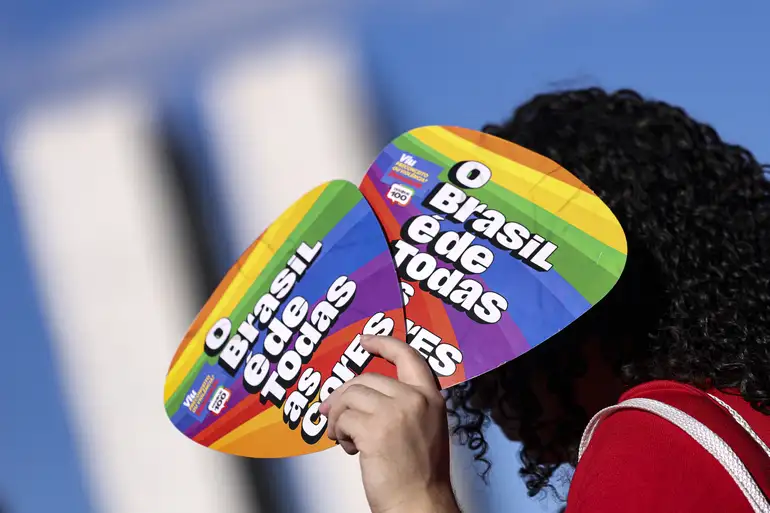 SEM TODES, NEM ELU: Lula sanciona lei proibindo uso de linguagem neutra 